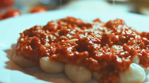 Gnocci Tomato Sauce Being Sprinkled Parmesan Mix Spoon Pleasant Atmosphere — Αρχείο Βίντεο