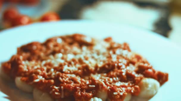 番茄酱加番茄酱淋上番石榴 用勺子搅拌 愉快的气氛 4K视频 — 图库视频影像