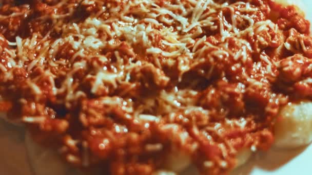 Gnocci Sosem Pomidorowym Posypane Parmezanem Wymieszać Łyżką Przyjemna Atmosfera Wideo — Wideo stockowe