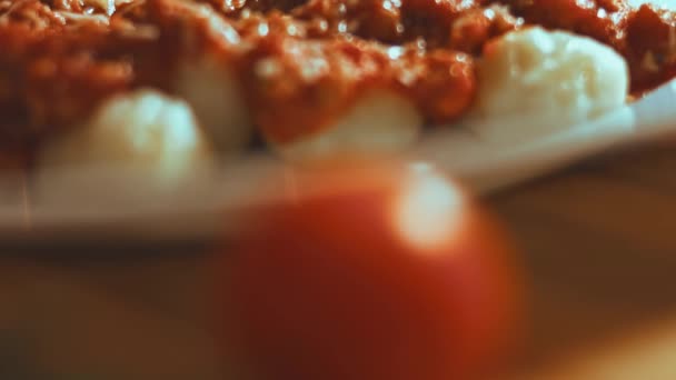 Gnocchi Con Sugo Pomodoro Cosparso Parmigiano Mescolare Con Cucchiaio Atmosfera — Video Stock