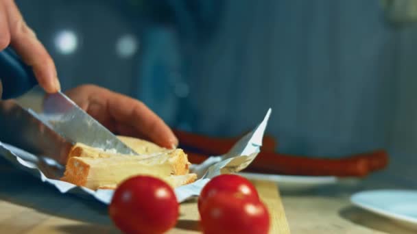 Detailní Záběr Krájení Francouzského Sýra Markýz Castello — Stock video