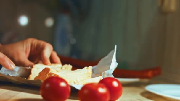 Крупный План Ручной Резки Французского Сыра Маркиз Кастелло — стоковое видео