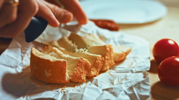 卡斯特洛的法国奶酪侯爵手工切碎的特写镜头 — 图库视频影像