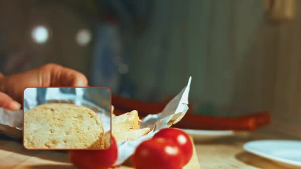手切りのクローズアップフランスチーズマーキス カステッロ — ストック動画