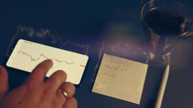 Bitcoin cryptocurrency fiyat grafiği grafik hareket eden telefon ekranında, cryptocurrency gelecekteki fiyat tahmin kavramı