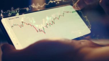 Bitcoin cryptocurrency fiyat grafiği grafik hareket eden telefon ekranında, cryptocurrency gelecekteki fiyat tahmin kavramı