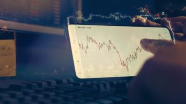 Bitcoin cryptocurrency fiyat grafiği grafik hareket eden telefon ekranında, cryptocurrency gelecekteki fiyat tahmin kavramı