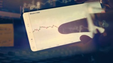 Bitcoin cryptocurrency fiyat grafiği grafik hareket eden telefon ekranında, cryptocurrency gelecekteki fiyat tahmin kavramı