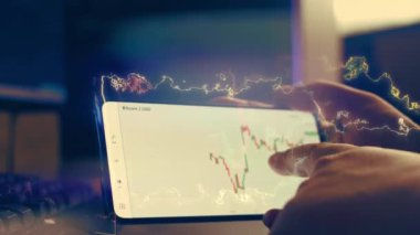 Bitcoin cryptocurrency fiyat grafiği grafik hareket eden telefon ekranında, cryptocurrency gelecekteki fiyat tahmin kavramı