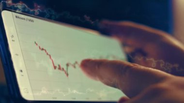 Bitcoin cryptocurrency fiyat grafiği grafik hareket eden telefon ekranında, cryptocurrency gelecekteki fiyat tahmin kavramı