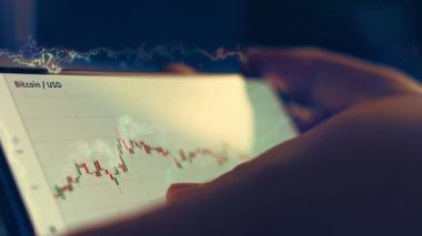 Bitcoin cryptocurrency fiyat grafiği grafik hareket eden telefon ekranında, cryptocurrency gelecekteki fiyat tahmin kavramı