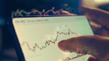 Bitcoin cryptocurrency fiyat grafiği grafik hareket eden telefon ekranında, cryptocurrency gelecekteki fiyat tahmin kavramı