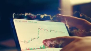 Bitcoin cryptocurrency fiyat grafiği grafik hareket eden telefon ekranında, cryptocurrency gelecekteki fiyat tahmin kavramı