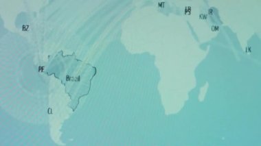 Siber saldırı için farklı hedefleri olan bir dünya haritası. Hackleme ve teknoloji konsepti. Makro monitör piksellerine ateş ediyor. Panik etkisi