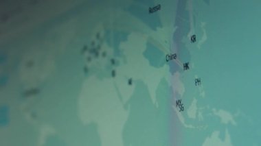 Siber saldırı için farklı hedefleri olan bir dünya haritası. Hackleme ve teknoloji konsepti. Makro monitör piksellerine ateş ediyor. Panik etkisi