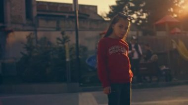 İnsanların buhar dönüşüm etkisi genç kadın Gen Z kız mutlu şehir hayatı modern halk treninde rahat bir gülümsemeyle manzaraya bakıyor..