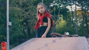 İnsanların buhar dönüşüm etkisi genç kadın Gen Z kız mutlu şehir hayatı modern halk treninde rahat bir gülümsemeyle manzaraya bakıyor..