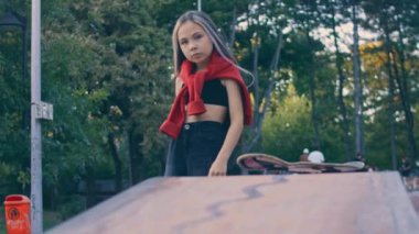 İnsanların buhar dönüşüm etkisi genç kadın Gen Z kız mutlu şehir hayatı modern halk treninde rahat bir gülümsemeyle manzaraya bakıyor..