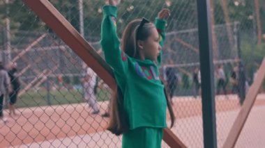 İnsanların buhar dönüşüm etkisi genç kadın Gen Z kız mutlu şehir hayatı modern halk treninde rahat bir gülümsemeyle manzaraya bakıyor..