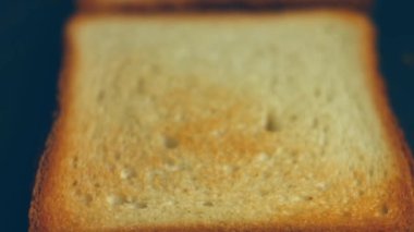 Kızartma tavasında dilimlenmiş ekmek pişirmek. Şef döner ve kızarmış tavada taze ekmek kızartır.