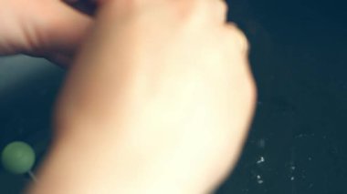 Tavada kalp şeklindeki bir yumurtayı kır. İştah açıcı görünmek için yeni yemek menüleri oluşturun. Yiyecek konsepti.