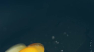 Tavada kalp şeklindeki bir yumurtayı kır. İştah açıcı görünmek için yeni yemek menüleri oluşturun. Yiyecek konsepti.