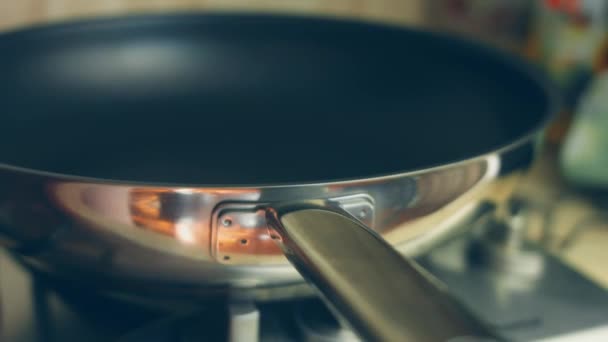 Gotowanie Toasty Krojony Chleb Patelni Szef Kuchni Odwraca Się Wznosi — Wideo stockowe