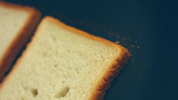 Готуємо Тости Нарізаного Хліба Сковороді Шеф Кухар Перевертає Тости Свіжий — стокове відео