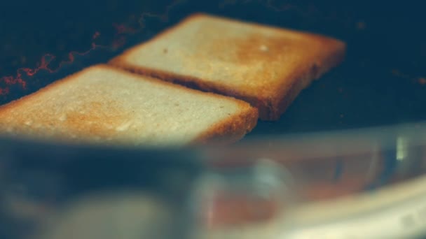 Cuisson Des Toasts Pain Tranché Dans Une Poêle Chef Retourne — Video