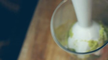 Sağlıklı yeşil smoothie karıştırıcı ile harmanlanmış