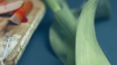 Kırık avokado ve ahşap bir tahtanın üzerinde parmesanlı peynirli tost ekmeği üzerinde kalp şeklinde yumurtalar. 8 Mart 'ta sürpriz kahvaltı hazırlıyorum. Makro görünüm, yavaş çekim
