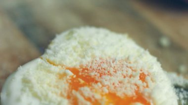 Kırık avokado ve ahşap bir tahtanın üzerinde parmesanlı peynirli tost ekmeği üzerinde kalp şeklinde yumurtalar. 8 Mart 'ta sürpriz kahvaltı hazırlıyorum. Makro görünüm, yavaş çekim