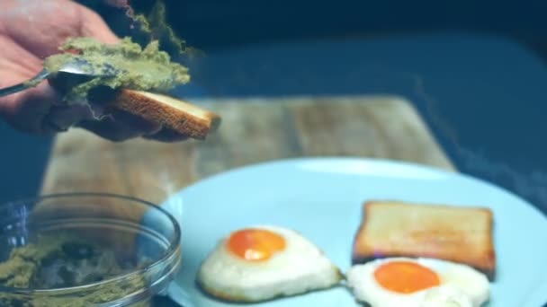 Przygotowuję Zdrowy Wegański Toast Awokado Rozmazane Awokado Pełnoziarnistym Chlebie Żytnim — Wideo stockowe