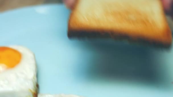 Προετοιμασία Υγιή Vegan Τοστ Αβοκάντο Αλείψτε Πουρέ Αβοκάντο Ψωμί Σίκαλης — Αρχείο Βίντεο