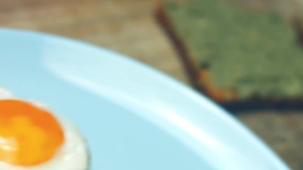 Яйца Форме Сердца Тостах Разбитой Авокадо Сыром Пармиджано Деревянной Доске — стоковое видео
