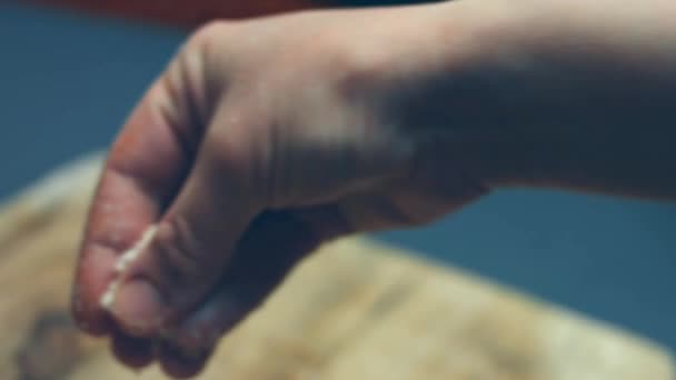 Ovos Forma Coração Torradas Com Abacate Esmagado Queijo Parmigiano Uma — Vídeo de Stock