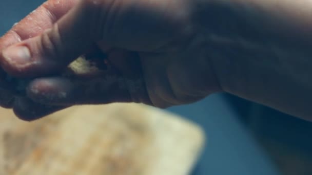 Jaja Kształcie Serca Tostach Roztrzaskanym Awokado Serem Parmigiano Drewnianej Desce — Wideo stockowe