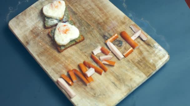 Hartvormige Eieren Toast Met Ingeslagen Avocado Parmigiano Kaas Een Houten — Stockvideo