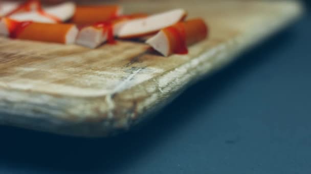 Jaja Kształcie Serca Tostach Roztrzaskanym Awokado Serem Parmigiano Drewnianej Desce — Wideo stockowe