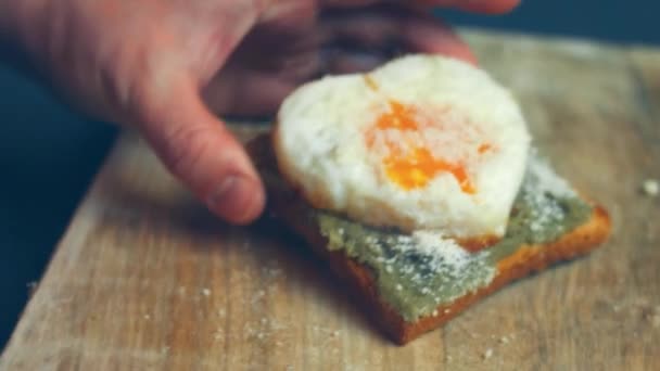 Huevos Forma Corazón Sobre Tostadas Con Aguacate Machacado Queso Parmesano — Vídeo de stock
