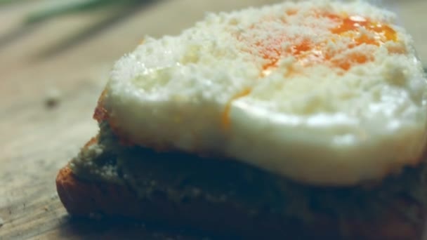 Kırık Avokado Ahşap Bir Tahtanın Üzerinde Parmesanlı Peynirli Tost Ekmeği — Stok video