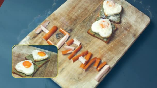 木製の板の上に砕いたアボカドとパルミジャーノチーズとトーストのハート型の卵 3月の驚きの朝食を調理します マクロビュー スローモーション — ストック動画