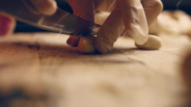 Şef parça döküntüleri sarımsak ızgara yangın, makinf salata, sebze yemek, günlük gıda, açık havada yemek vitamin yakınındaki ahşap tahta üzerinde