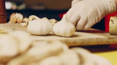 Şef parça döküntüleri sarımsak ızgara yangın, makinf salata, sebze yemek, günlük gıda, açık havada yemek vitamin yakınındaki ahşap tahta üzerinde
