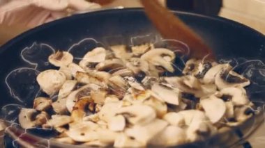 Mantarlı pilav yapmak için mantar kızartıyorum.