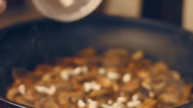 Mantarlı pilav yapmak için mantar kızartıyorum.