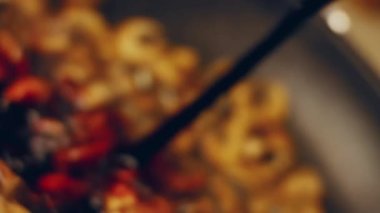 Mantarlı pilav yapmak için mantar kızartıyorum.