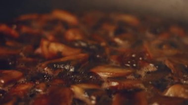 Mantarlı pilav yapmak için mantar kızartıyorum.