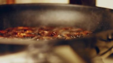 Mantarlı pilav yapmak için mantar kızartıyorum.