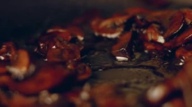 Mantarlı pilav yapmak için mantar kızartıyorum.